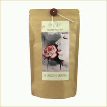 Carica l'immagine nel visualizzatore di Gallery, Tisane d'Autore® Busta di tisana BIO - LA CAREZZA DI UN PETALO